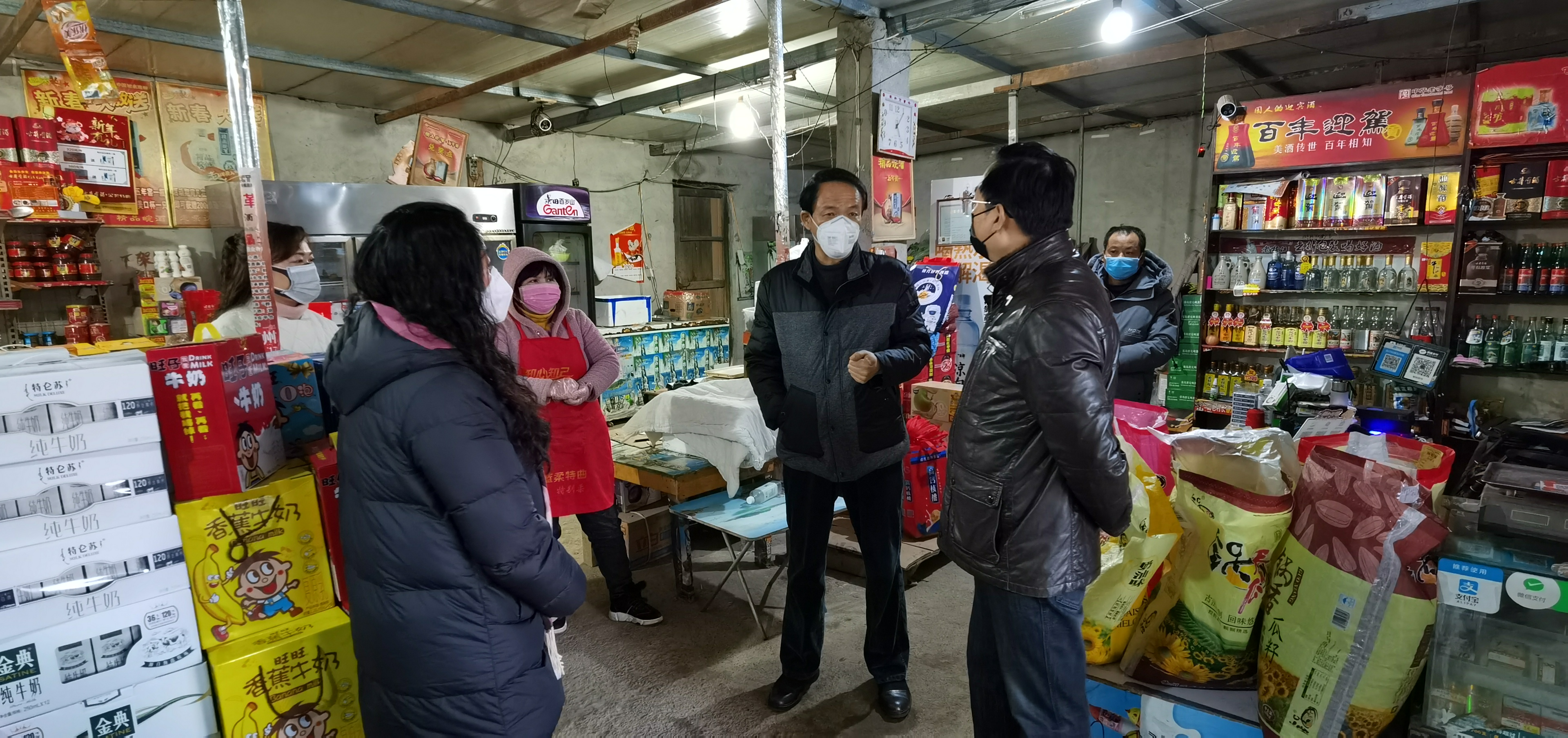 局党组书记局长黄河在高新园区检查商店.jpg