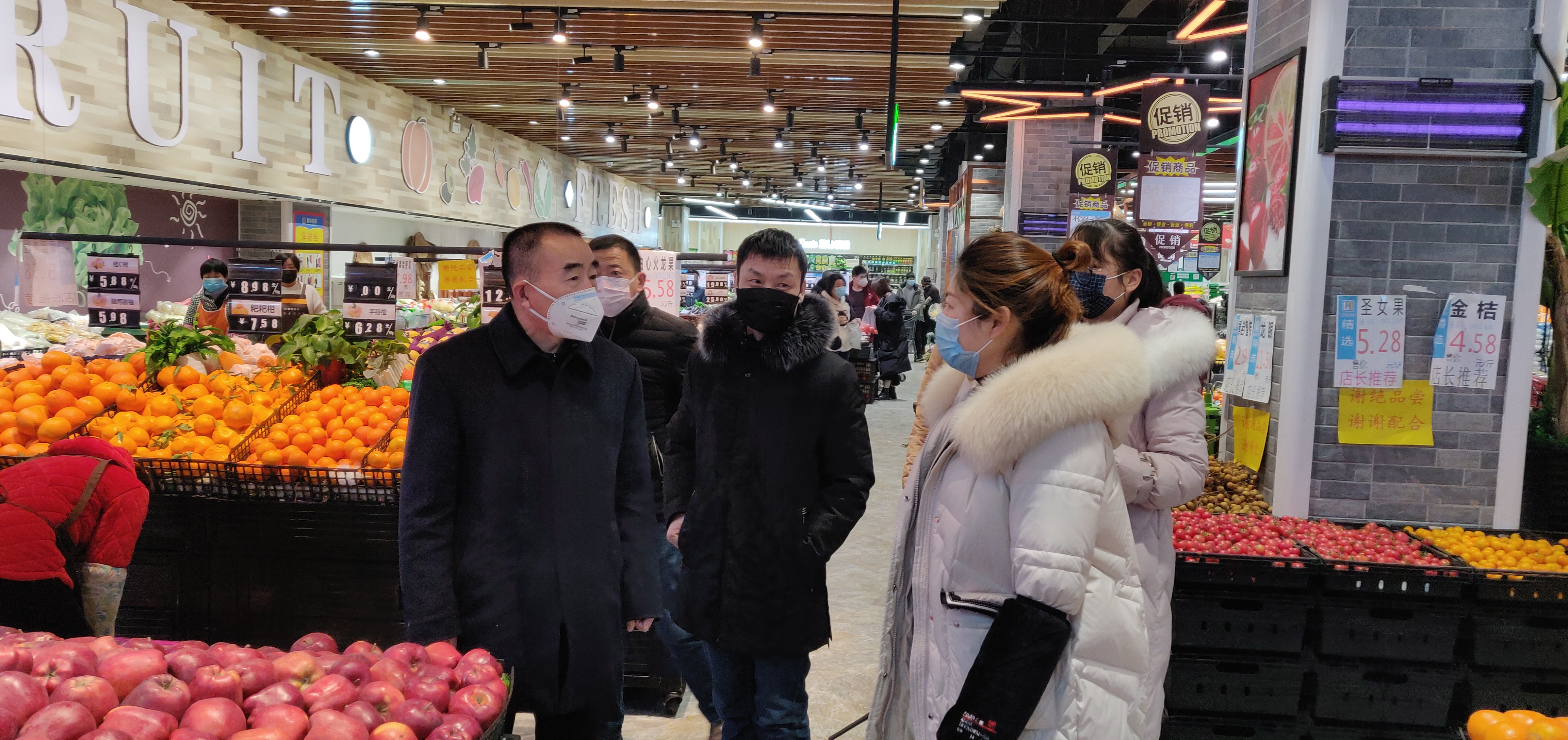 市场监管人员检查超市.jpg
