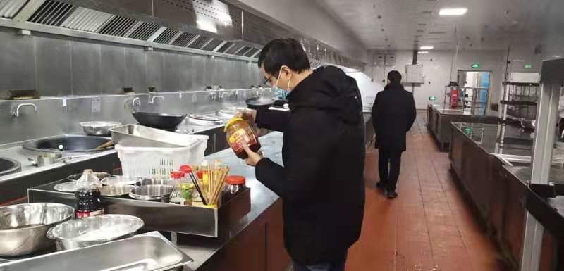 市场监管人员检查饭店.jpg