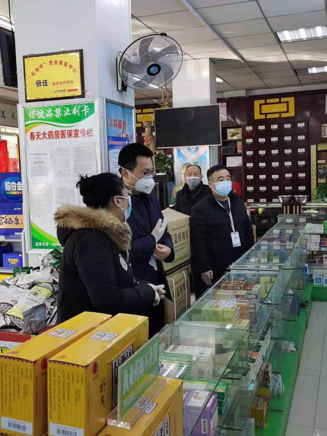 市场监管人员检查药店 (2).jpg