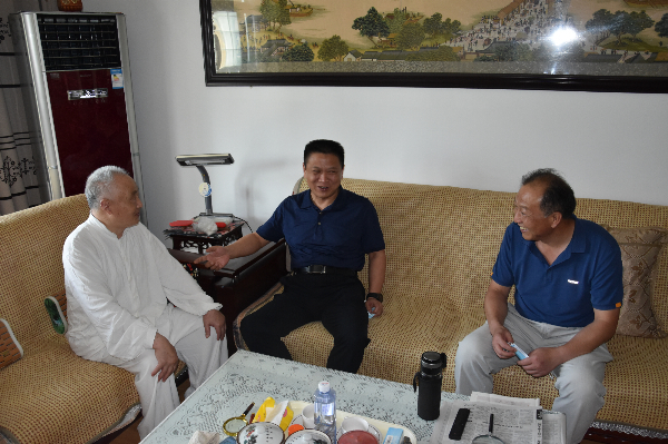 市水利局党组书记、局长孙洲看望慰问老党员.JPG